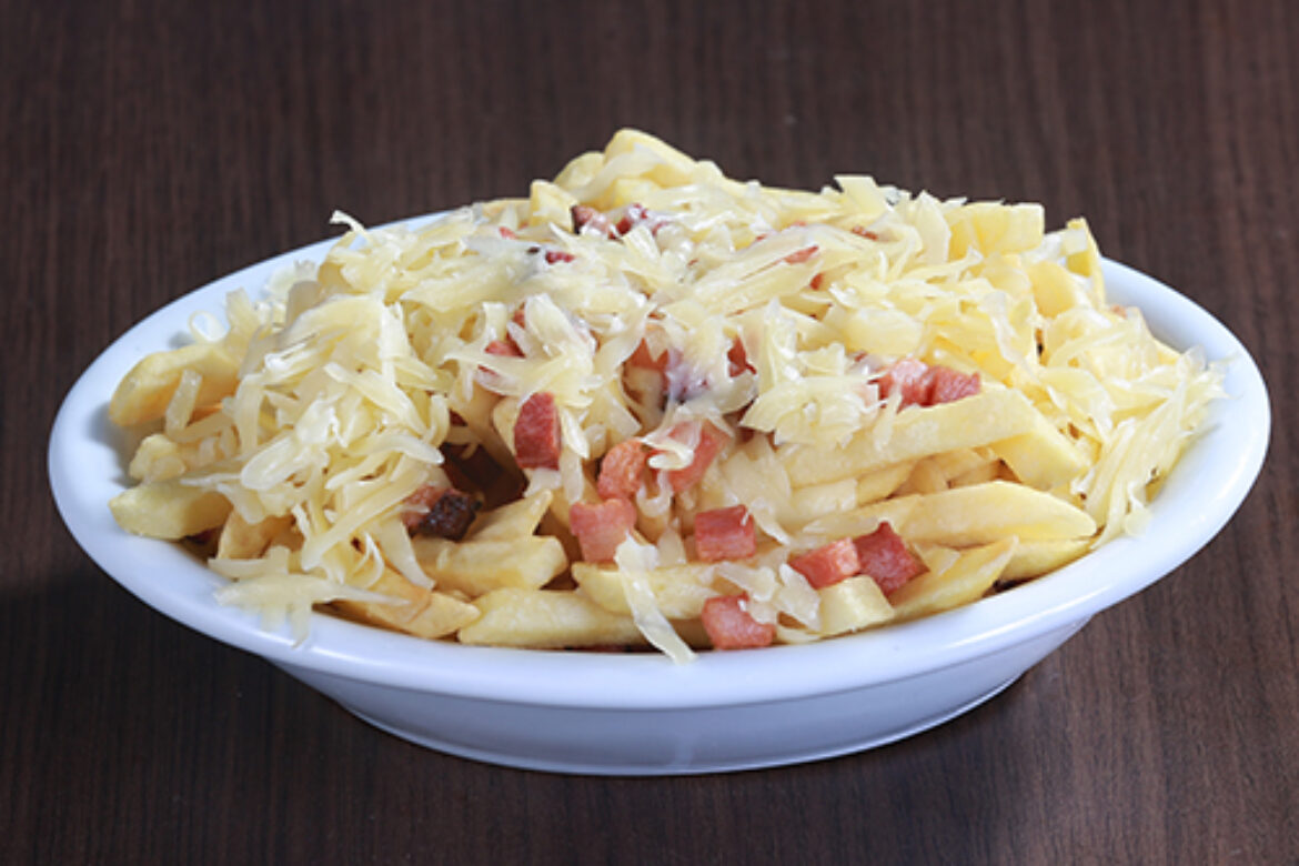 Batata Frita com queijo e bacon