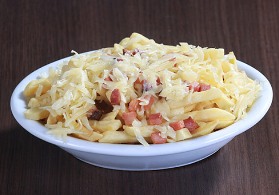Batata Frita com queijo e bacon